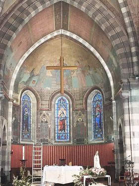 En su ubicación definitiva, el sistema de altavoces se integra perfectamente en la arquitectura y la decoración de la venerable iglesia de Mauléon.
