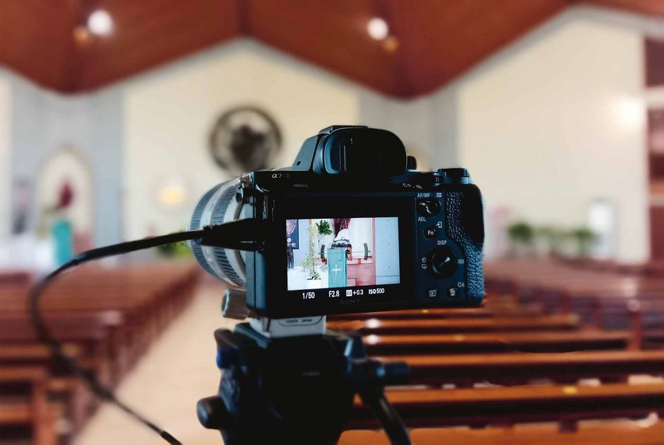 Moderne Medientechnik hat Einzug erhalten in Kirchen. Wie lässt sich der Klang und die Atmosphäre eines Gotteshauses bewahren und an Gemeindemitglieder zuhause vor dem Bildschirm vermitteln?