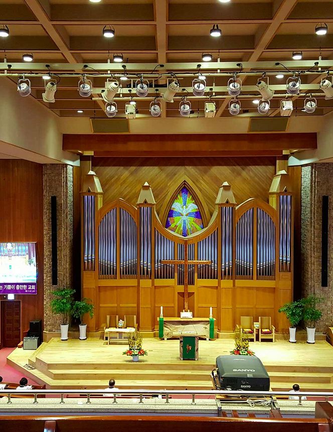 Blick von der Empore auf die Orgel und auf Fohhn Focus Modular DFM-400 und DFM-100 in der Jeil Church, in Wonju Nordkorea.