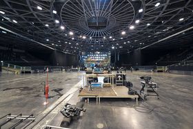 Preparando el escenario en el Velódromo de Berlín para el FiNCH Tour el 11 de marzo de 2023 para miles de aficionados. Fohhn Beam Steering Los Line Arrays ya están volando en el fondo.
