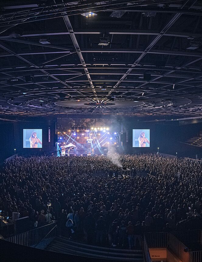 German artist FiNCH is on tour with a large Fohhn system at Velodrom Berlin on March 11, 2023. Thousands of fans were thrilled by the sound. Next stops in Germany are Munich, Stuttgart, Hanover, Cologne and will all be supported by Fohhn Beam Steering Sound Systems.