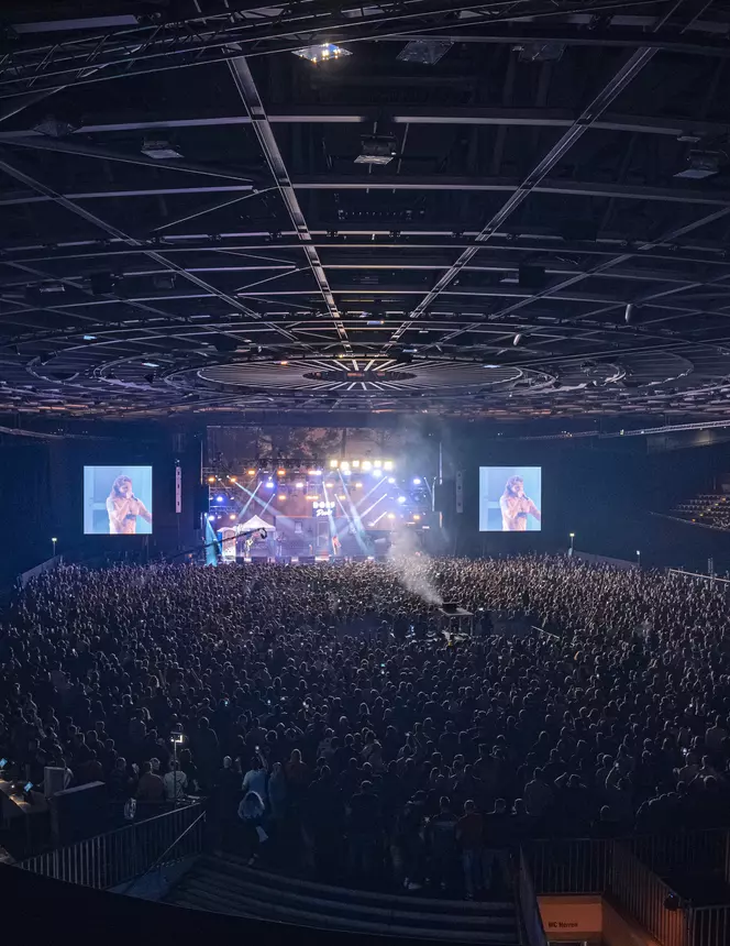 El artista alemán FiNCH está de gira con un gran sistema de sonido « Fohhn » en el Velodrom de Berlín el 11 de marzo de 2023. Miles de fans quedaron encantados con el sonido. Las próximas paradas en Alemania serán Múnich, Stuttgart, Hannover y Colonia, y en todas ellas se utilizarán sistemas de sonido « Fohhn » Beam Steering.