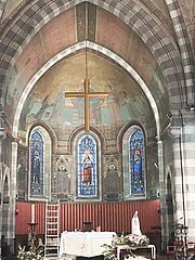 På sin slutliga plats smälter högtalarsystemet sömlöst in i arkitekturen och inredningen i den anrika kyrkan i Mauléon.