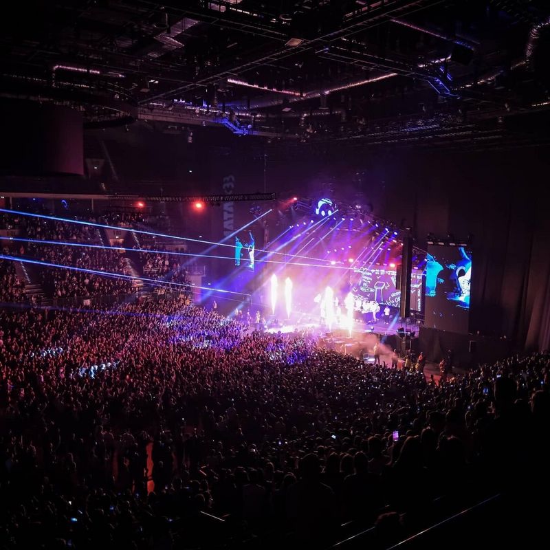 Tausende Fans feiern das Konzert von Mata 33 aus Polen – für den richtigen Sound sorgt ein Fohhn Beam Steering Line Array System.