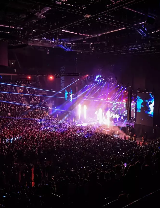 Miles de aficionados celebran el concierto de Mata 33, de Polonia; un sistema Line Array de Fohhn Beam Steering proporciona el sonido adecuado.