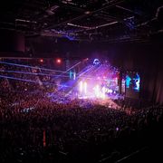 Duizenden fans vieren het concert van Mata 33 uit Polen - een Fohhn Beam Steering Line Array System zorgt voor het juiste geluid.