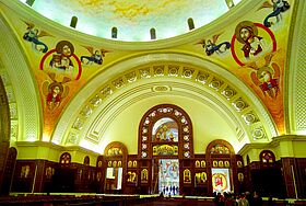 Das Kirchenschiff der koptisch-orthodoxen Kathedrale in Kairo, mit Blick auf die Ikonostase.
