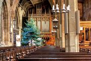 Fohhn Linea LX-100 an allen Säulen mit Blick auf die Orgel und den Weihnachtsbaum des Halifax Minster in West Yorkshire England.