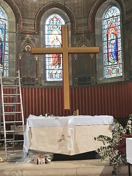 Le système de sonorisation Fohhn en forme de croix est monté au-dessus de l'autel.