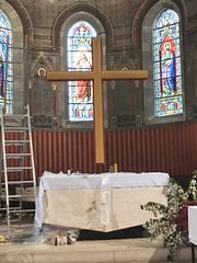 Ljudsystemet Fohhn i form av ett kors är monterat ovanför altaret.