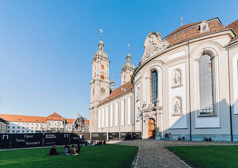 Südfassade der Kloster Kathedrale St. Gallen, mit Blick auf die St. Gallen Festspiele.