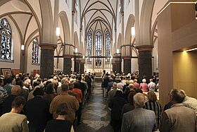 Mittelgang der Citykirche Alter Markt in Moenchengladbach während eines Gottesdienstes, mit Blick in die Apsis