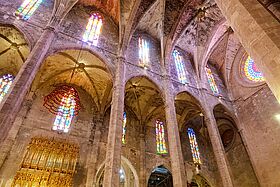 Innenansicht der Obergaden und der Bleiglasfenster im Mittelschiff der Kathedrale von Palma auf Mallorca.