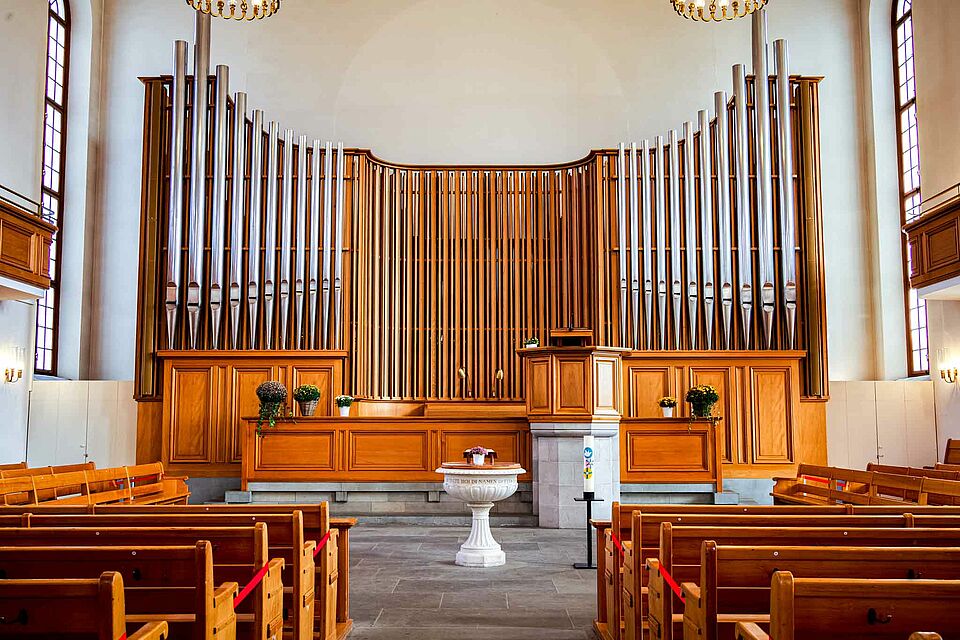 Braune Fohhn Linea Focus DLI-230 eingebaut in die Orgel, die hinter dem Altar, dem Taufbecken und der Kanzel in der reformierten Kirche Thalwil Schweiz steht.