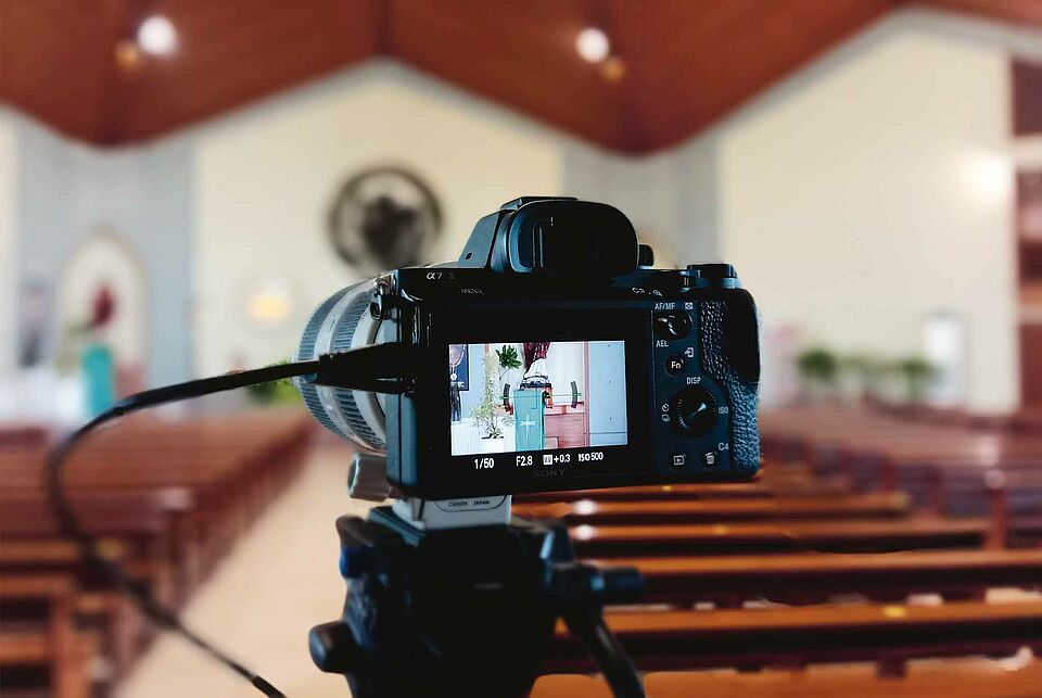 La technologie des médias modernes a fait son entrée dans les églises. Comment préserver le son et l'atmosphère d'un lieu de culte et les transmettre à la communauté chez elle ?