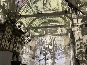 Rembrandt-projektioner i en historisk kyrka. Pro audio-ljudsystem från Fohhn Audio AG.