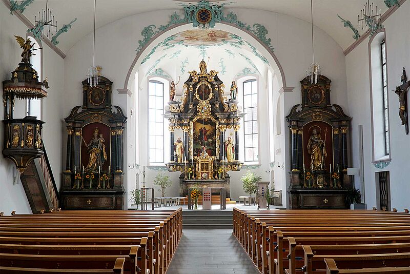Mittelgang des Kirchenschiffs, mit Blick auf Altäre, die Apsis, die Kanzel aber auch Fohhn Linea LX-60, Linea Focus DLI-130 und einen Arc AS-22 in der Pfarrkirche Mörschwil.