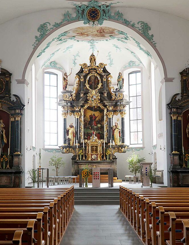 Mittelgang des Kirchenschiffs, mit Blick auf Altäre, die Apsis, die Kanzel aber auch Fohhn Linea LX-60, Linea Focus DLI-130 und einen Arc AS-22 in der Pfarrkirche Mörschwil.