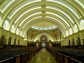 Das Kirchenschiff der koptisch-orthodoxen Kathedrale in Kairo, mit Blick auf die Ikonostase.