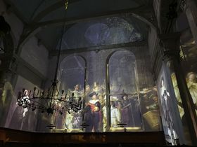 Projektioner av Rembrandt och Van Gogh i en historisk kyrka. Pro audio-ljudsystem från Fohhn Audio AG.
