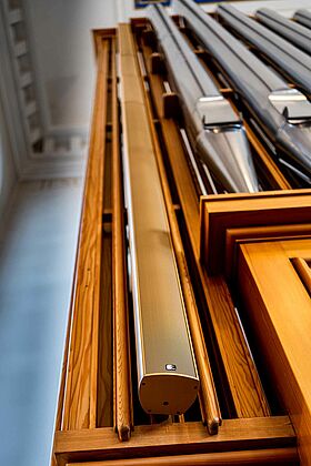 Braune Fohhn Linea Focus DLI-230 eingebaut in die Orgel der reformierten Kirche Thalwil in der Schweiz.