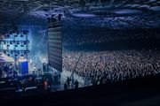 Una gran multitud en la gira Finch DDR, Velodrom Berlín, marzo de 2023 animando frente a un escenario con una pared de LED y Fohhn Focus Venue line arrays.