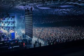 Un'enorme folla al Finch DDR tour, Velodrom di Berlino, marzo 2023, applaude davanti a un palco con un LED wall e Fohhn Focus Venue line array.