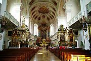 Nawa główna bazyliki św. Piotra w Dillingen z widokiem na apsydę i ołtarze.