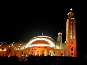 Die beleuchtete koptisch-orthodoxe Kathedrale in Kairo bei Nacht.