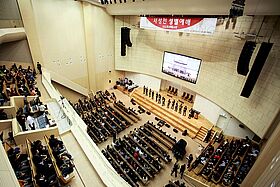 Fohhn PT-9 und PS-4 als Line- und Bass-Arrays, hängen über der Bühne, der Doonsan First Methodist Church in Daejeon, Südkorea, die heute mit Fohhn Focus Venue FV-200 und Perform PS-800 ersetzt werden würden.