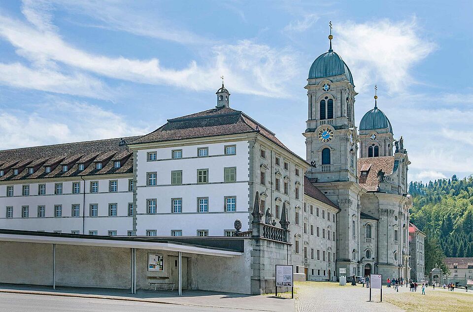Klosterkirche Einsiedeln von Außen an einem schönen Tag und Innen mit neu verbauten Fohhn Linea Focus DLI-330, Linea LX-150 und LX-60.