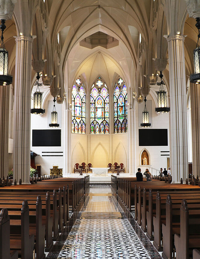 Das Hauptschiff, mit Blick auf die Apsis, den Altar und die Bleiglasfenster, der Novena Kirche in Singapore.