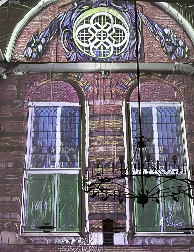Proyecciones de Rembrandt y Van Gogh en el interior de una iglesia histórica. Sistemas de sonido profesionales de Fohhn Audio AG.
