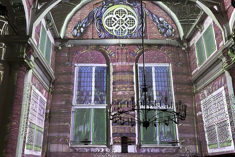 Rembrandt- og Van Gogh-projektioner i en historisk kirke. Pro audio-lydsystemer fra Fohhn Audio AG.