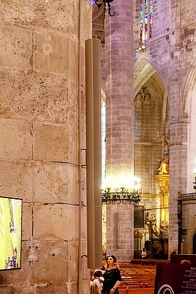 Fohhn Linea Focus DLI-230 angebracht an einer Säule in der Kathedrale von Palma auf Mallorca.