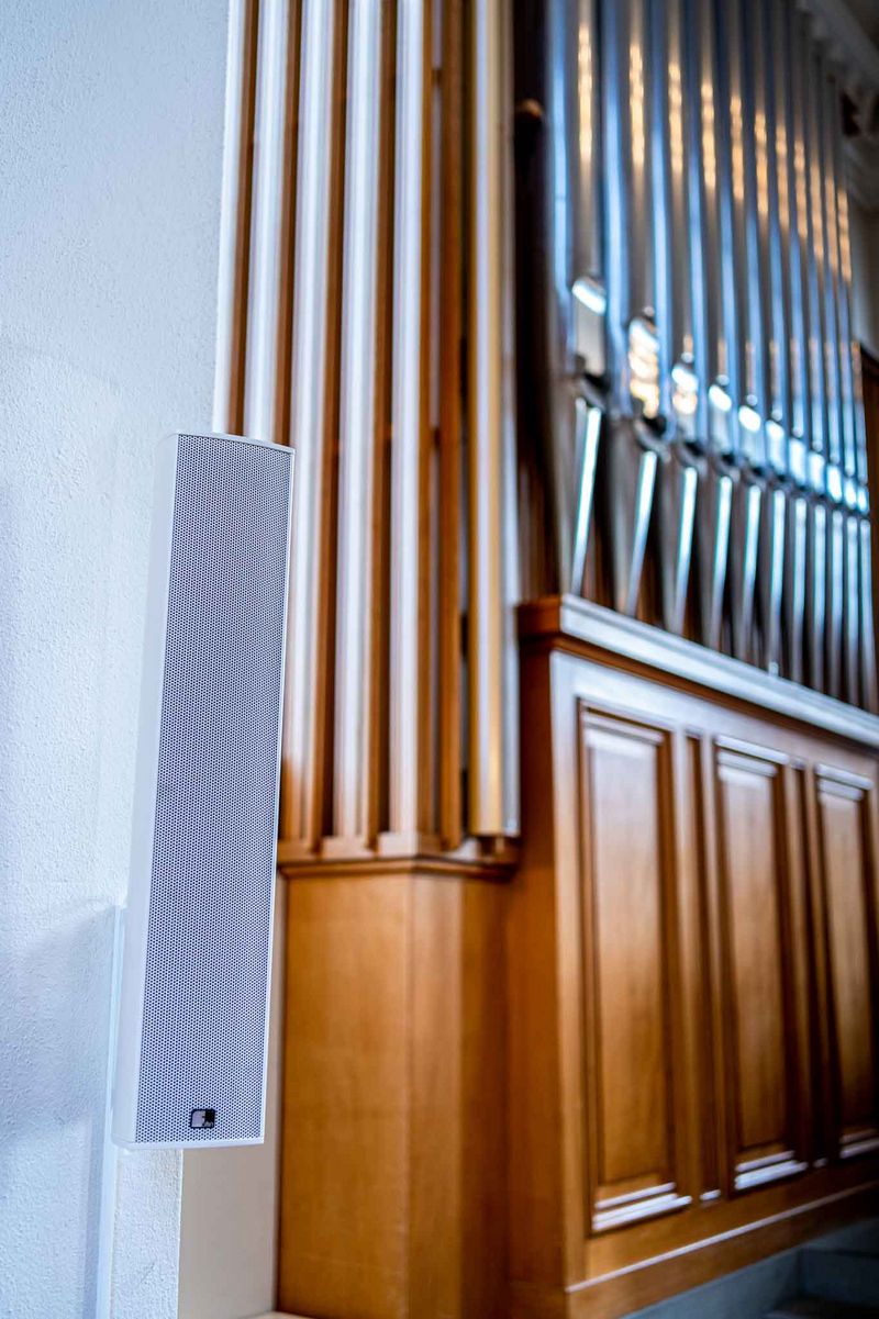 Fohhn Linea LC-60 neben der Orgel in der reformierten Kirche Thalwil in der Schweiz.