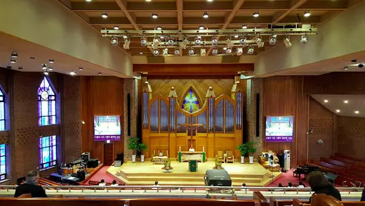 Blick von der Empore auf die Orgel und auf Fohhn Focus Modular DFM-400 und DFM-100 in der Jeil Church, in Wonju Nordkorea.