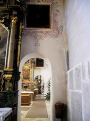Ornamentale Verzierungen in einem Durchgang der Basilika St. Peter mit einem Fohhn LX Lautsprechersystem