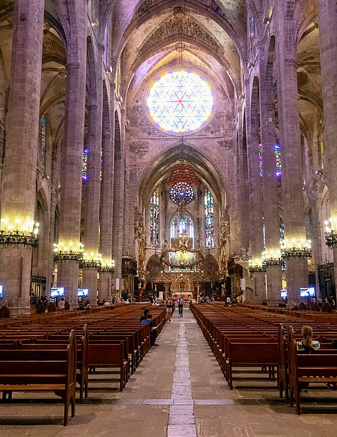 Mittelgang des Mittelschiffes, mit Blick auf die Apsis und die Bleiglasfenster in der Kathedrale von Palma auf Mallorca.