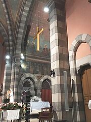 La grande croce appesa sopra l'età è costituita da due colonne di altoparlanti Fohhn costruite su misura.