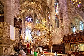 Blick auf die Apsis, die Empore und das Kreuz aus dem Seitenschiff der Kathedrale von Palma auf Mallorca.