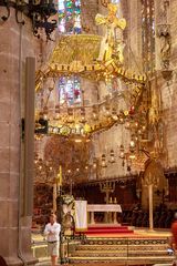 Fohhn Linea Focus DLI-230 im Hauptschiff, mit Blick auf die Apsis, die Bleigläser, den Ambo und das Kreuz in der Kathedrale von Palma auf Mallorca.