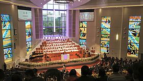Ein Gottesdienst in der Tianhe Kirche in Guangzhou China mit Blick auf den Pfarrer, den Chor und Fohhn Linea LX-500.