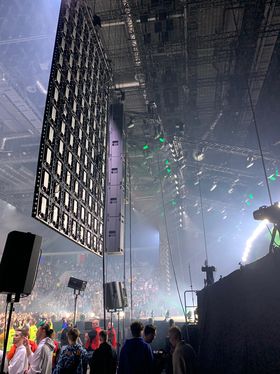 Un palco imponente con pareti a LED e sistemi Fohhn Focus Venue al concerto Mata 33 a Stettino e Gliwice nel gennaio 2023.
