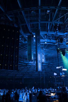 En sida av scenen vid Finch Dorfdisko Reunion Tour i Velodrom Berlin den 11 mars 2023. I förgrunden Fohhn Sound System, som försåg scenen med strålstyrningsteknik.