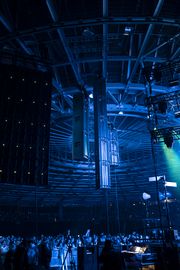 Un lado del escenario en la Finch Dorfdisko Reunion Tour en el Velodrom de Berlín el 11 de marzo de 2023. En primer plano, el sistema de sonido Fohhn, que dotó al escenario de tecnología de dirección de haces.
