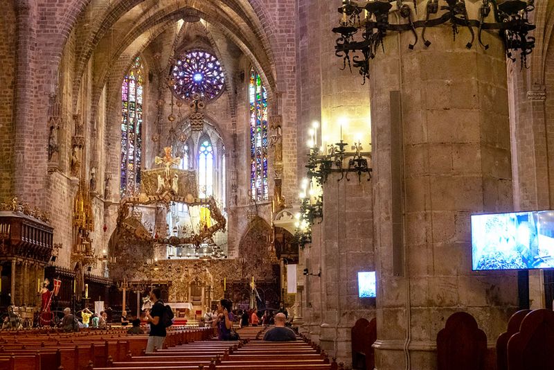 Fohhn Linea Focus DLI-230 im Hauptschiff, mit Blick auf die Apsis, die Bleigläser und das Kreuz in der Kathedrale von Palma auf Mallorca.