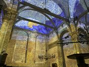 Projekcje Rembrandta wewnątrz zabytkowego kościoła. Profesjonalne systemy dźwiękowe firmy Fohhn Audio AG.